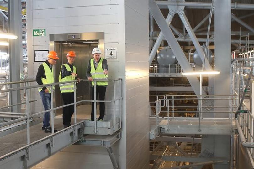 轉廢為能:  黃錦星（中）在丹麥哥本哈根參觀最新大型轉廢為能設施Amager Bakke，視察如何把都市固體廢物高效能地轉化為能源。