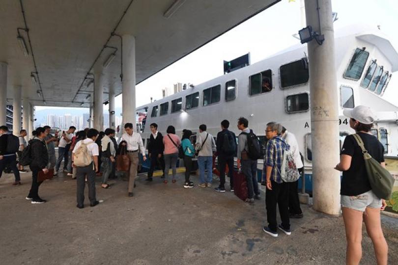 【港聞焦點】警驅散釀人疊人 16人傷重 義務急救員稱疊5層 警指傷勢與人踩人不脗合 | 明報