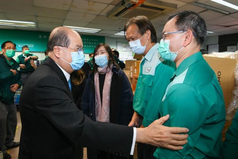 張建宗視察香港郵政處理口罩郵件 張建宗視察香港郵政處理口罩郵件