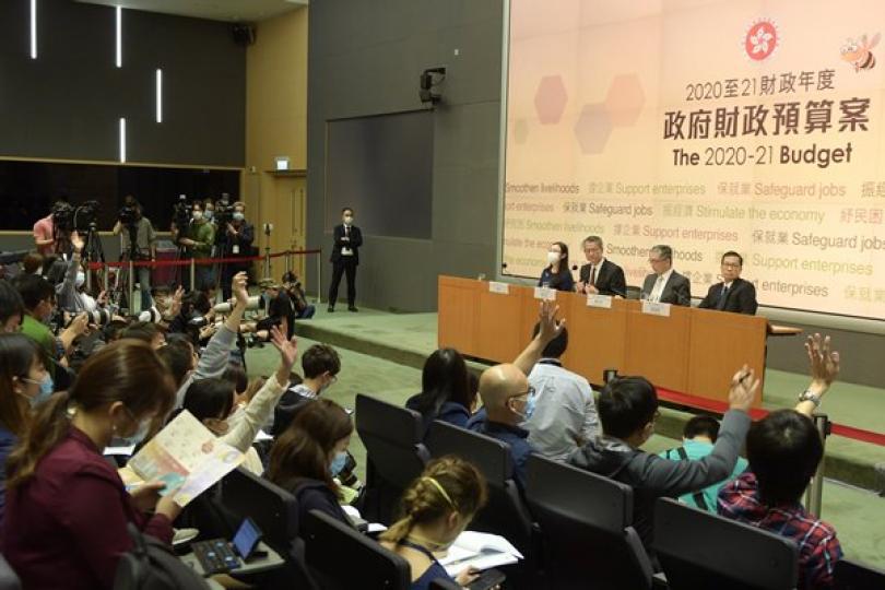 陳茂波料暑假向市民派發現金 陳茂波料暑假向市民派發現金