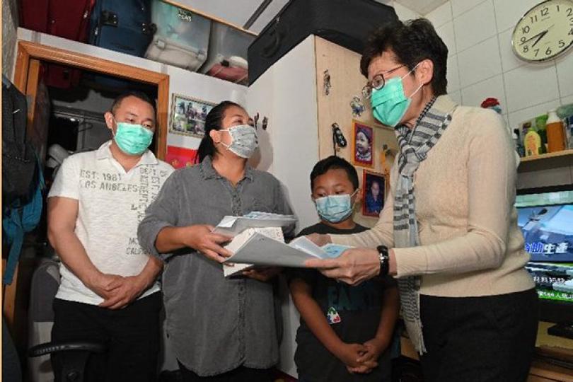 特首訪少數族裔基層家庭 特首訪少數族裔基層家庭