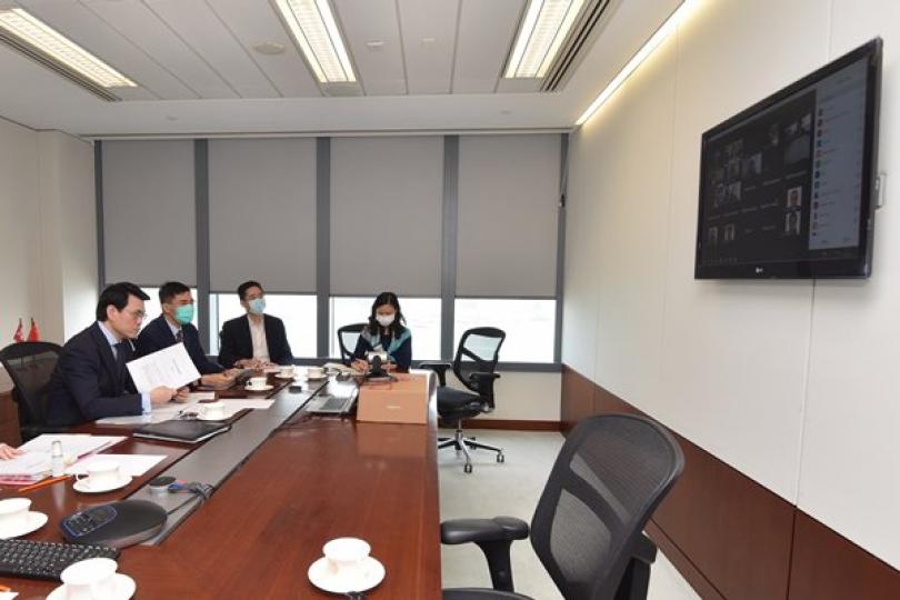 加強支援:  邱騰華（左）主持工業貿易諮詢委員會視像會議，介紹政府推出加強支援企業的新措施。