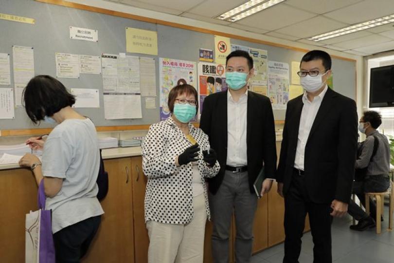 了解運作:  徐英偉（中）到訪灣仔民政諮詢中心了解其日常運作。