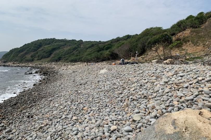 政府人員清潔塔門石灘