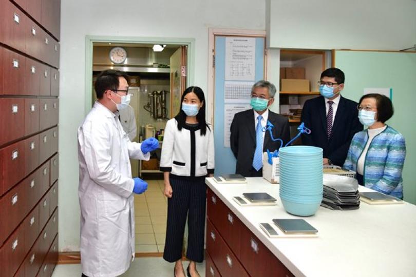 中藥房: 陳肇始(右)到訪位於大埔的基督教聯合那打素社康服務─香港中文大學中醫診所暨教研中心。 中藥房: 陳肇始(右)到訪位於大埔的基督教聯合那打素社康服務─香港中文大學中醫診所暨教研中心。