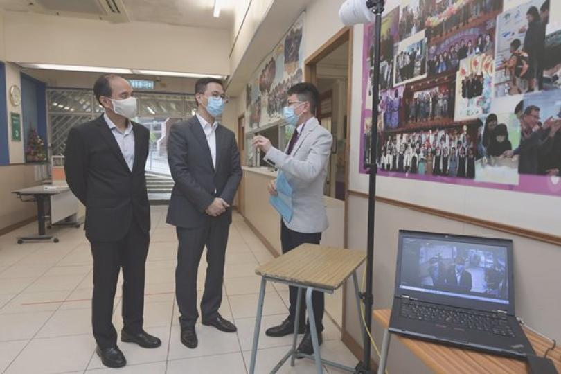 學校防疫: 楊潤雄(左)了解學校為復課採取的防疫措施,包括將小食部的食品和飲品分散至不同樓層售賣,以減少在同一地點排隊的學生人數。 學校防疫: 楊潤雄(左)了解學校為復課採取的防疫措施,包括將小食部的食品和飲品分散至不同樓層售賣,以減少在同一地點排隊的學生人數。