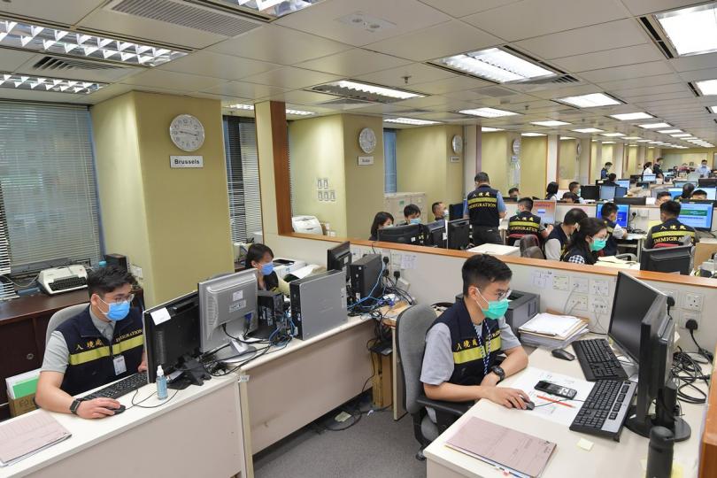 爭分奪秒:  協助在外香港居民小組處理的港人求助來自世界各地，辦公室掛有多個顯示不同國家時間的時鐘。