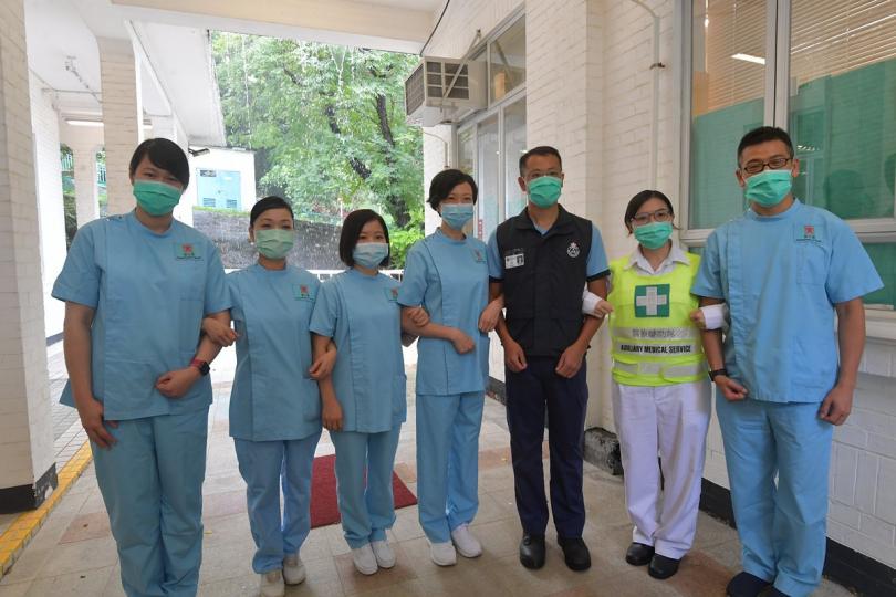 㩦手合作:  衞生署、民眾安全服務處和醫療輔助隊人員為入住檢疫中心的人士提供服務，應對疫情。