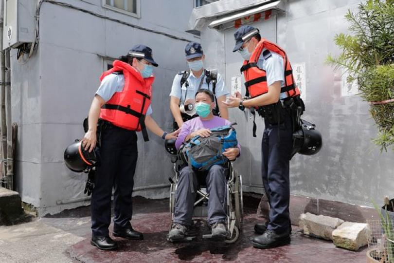水浸應變:  離島民政事務處在大澳舉行跨部門水浸模擬救援及疏散演練，模擬居民被困，警務處派員拯救。