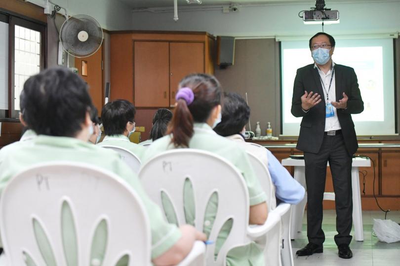 傳授技巧:  衞生署衞生防護中心教授安老院職員保持院舍衞生和正確佩戴口罩的方法。