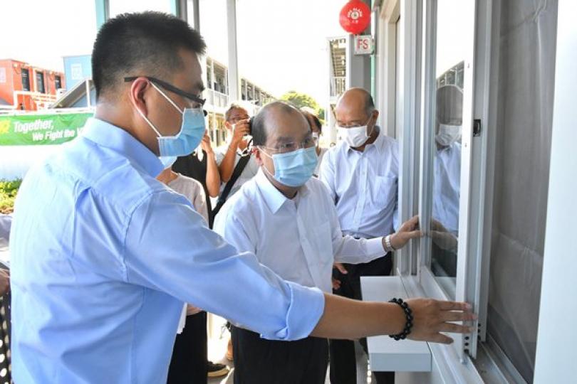 進度良好:  張建宗（左二）到竹篙灣視察新增檢疫設施的興建進度，參觀已完工的檢疫單位。