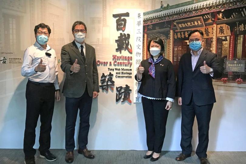 歷史印記: 發展局局長黃偉綸(左二)介紹「百載築蹟---東華三院文物館與文物保育」展覽。 歷史印記: 發展局局長黃偉綸(左二)介紹「百載築蹟---東華三院文物館與文物保育」展覽。