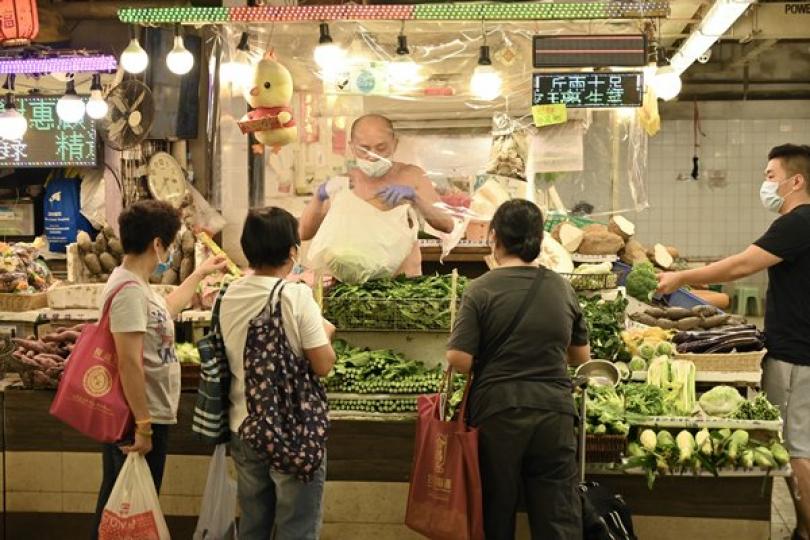 食環署向街市小販檔戶派防疫物品 食環署向街市小販檔戶派防疫物品