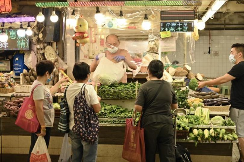 食環署向街市小販檔戶派防疫物品