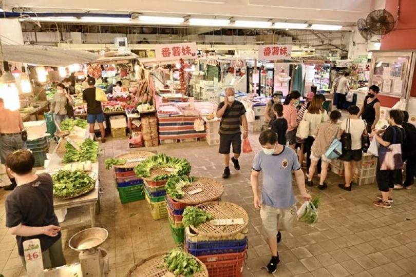 食環署首控街市內無戴口罩者 食環署首控街市內無戴口罩者