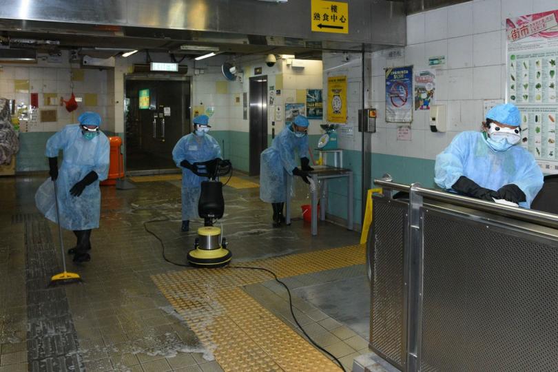 徹底消毒: 食物環境衞生署陸續安排轄下街市進行深層清潔消毒。 徹底消毒: 食物環境衞生署陸續安排轄下街市進行深層清潔消毒。