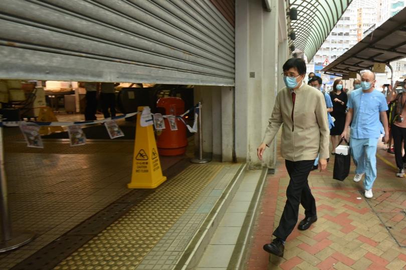 專家視察:  香港大學微生物學系傳染病學講座教授袁國勇到紅磡和土瓜灣街市視察，檢取環境樣本作檢測，並提供防疫意見。