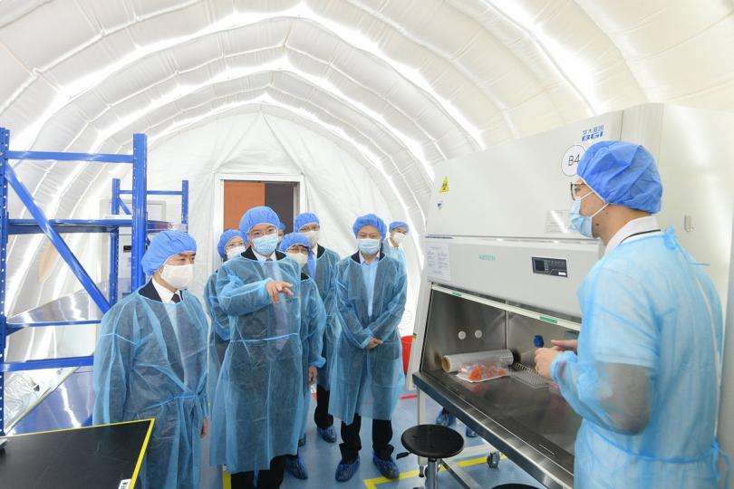 陳松青（左二）到中山紀念公園體育館視察臨時氣膜實驗室的準備情況。