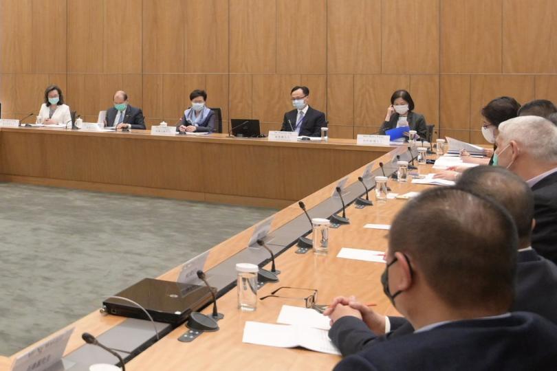 親身會面: 林鄭月娥(左三)、張建宗(左二)、聶德權(左四)出席諮詢會,聽取公務員團體代表對新一份施政報告的意見。 林鄭月娥(左三)、張建宗(左二)、聶德權(左四)出席諮詢會,聽取公務員團體代表對新一份施政報告的意見。
