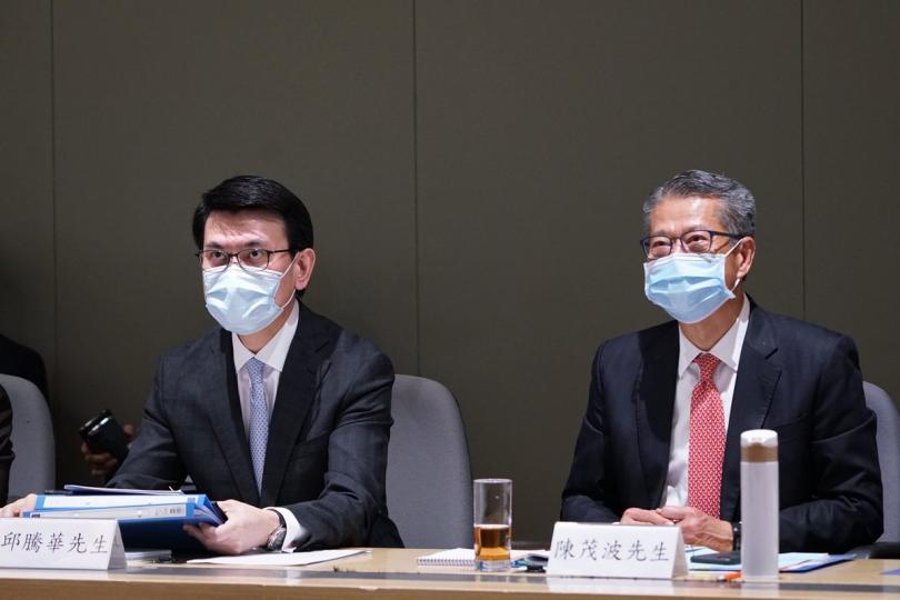 視像會議: 陳茂波(右)、邱騰華出席支持香港全面參與和助力「一帶一路」建設聯席會議第三次會議。 視像會議: 陳茂波(右)、邱騰華出席支持香港全面參與和助力「一帶一路」建設聯席會議第三次會議。