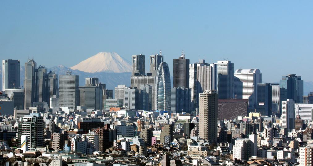 View of Shinjuku skyscrapers and Mount Fuji as seen from the Bunkyo Civic Center in Tokyo By Morio https://commons.wikimedia.org/wiki/User:Morio 日本上季GDP按年收縮27.8%