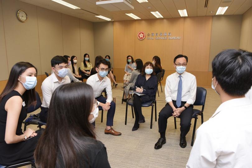 了解體驗: 聶德權(右二)與參加政務職系暑期實習計劃的大學生見面,了解他們的實習體驗。 了解體驗: 聶德權(右二)與參加政務職系暑期實習計劃的大學生見面,了解他們的實習體驗。
