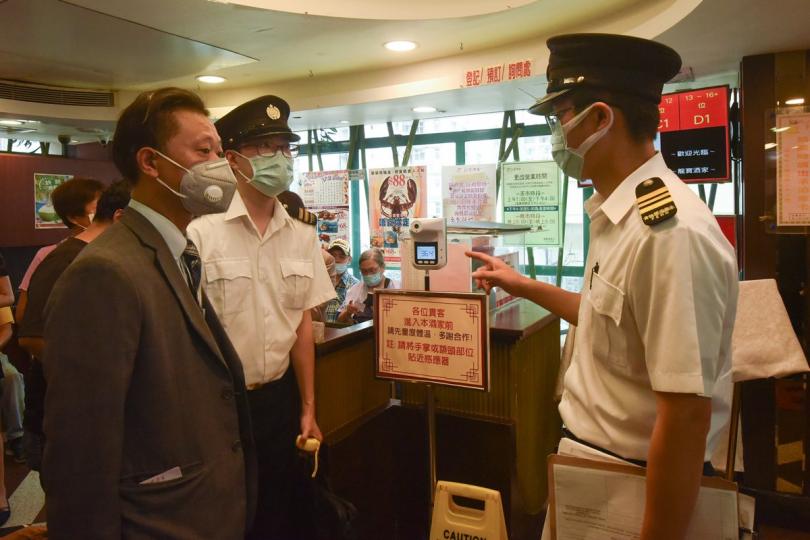 加強巡查:  食環署人員巡查餐飲業務處所，確保經營者嚴格遵從食衞局局長就餐飲業務處所發出的最新指示，加強防疫。