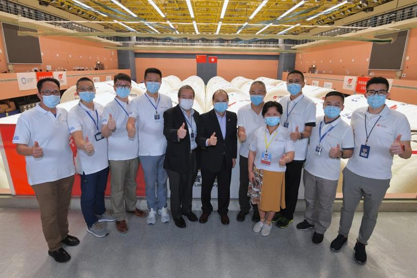 感謝支持:  張建宗（左六）到訪臨時氣膜實驗室，感謝工作人員同心協力，確保市民在最短時間內得知檢測結果。