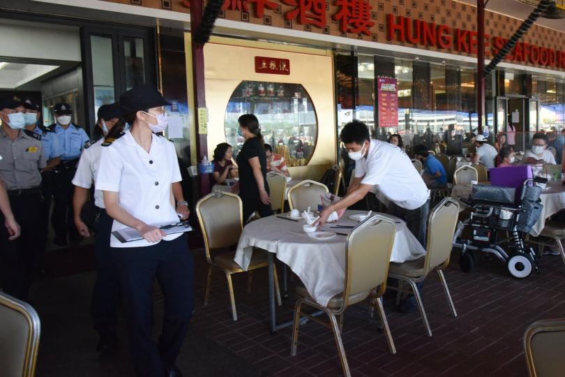 嚴格執法: 食環署與警方採取聯合行動,加強巡查西貢區餐飲處所。 嚴格執法: 食環署與警方採取聯合行動,加強巡查西貢區餐飲處所。