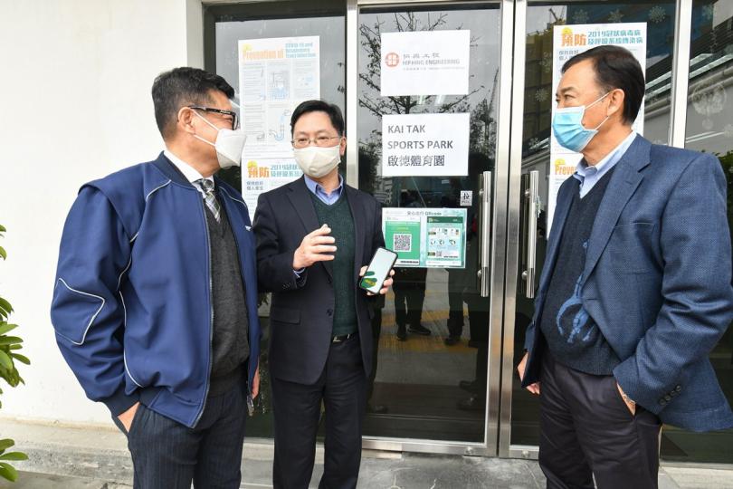 推而廣之:  薛永恒（中）到啟德體育園建築地盤視察「安心出行」流動應用程式的使用情況。