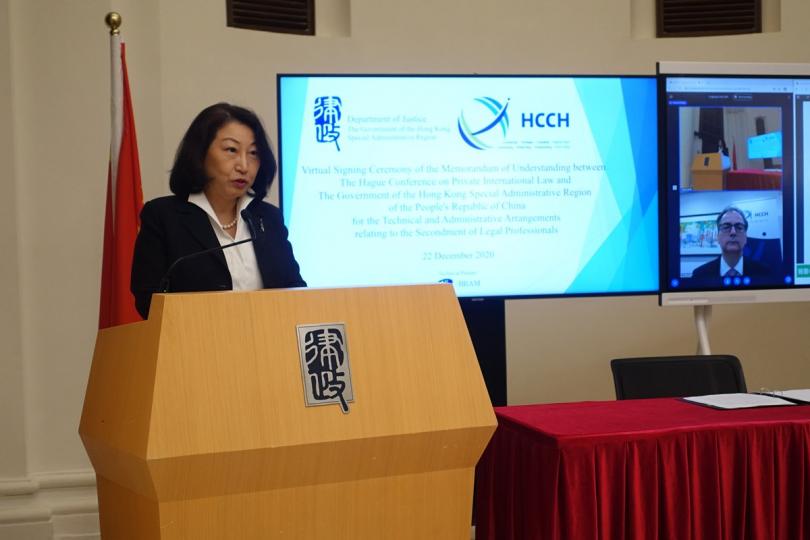 專業合作:  鄭若驊出席特區政府與海牙會議就法律專業人員借調計劃諒解備忘錄網上簽署儀式並致辭。