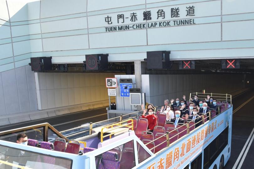 新隧道:  林鄭月娥乘坐開篷雙層巴士經屯門---赤鱲角隧道前往通車儀式會場。