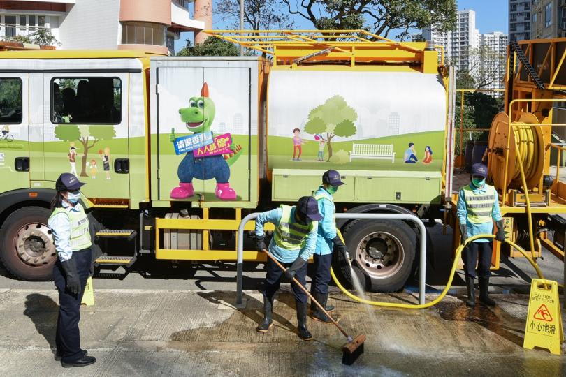 抗疫迎新:  食環署展開強化歲晚清潔大行動，其間清潔工人在投訴熱點加強清潔街道。