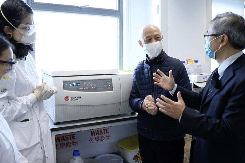 環環相扣:  黃錦星（右二）到港大實驗室了解從污水樣本抽取病毒基因作檢測的過程。