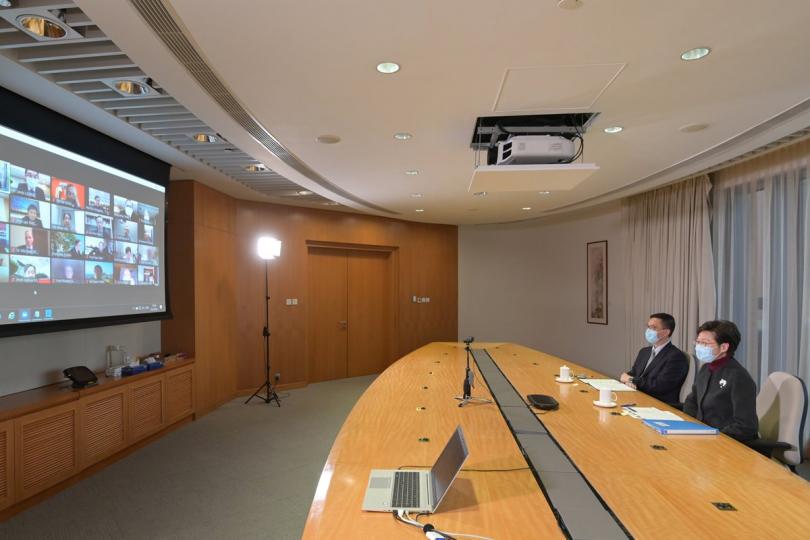 交流: 林鄭月娥(右)透過視像會議與大學教育資助委員會成員討論高等教育界最新發展。教育局局長楊潤雄(左)也有出席。 交流: 林鄭月娥(右)透過視像會議與大學教育資助委員會成員討論高等教育界最新發展。教育局局長楊潤雄(左)也有出席。