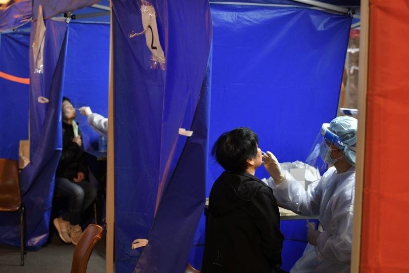 採樣檢測:  深水埗指明受限區域有專人為市民採集咽喉和鼻腔合併拭子樣本。