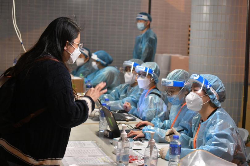 安排登記:  天水圍天恒邨恒樂樓被列為受限區域，工作人員在區域內為居民登記檢測。