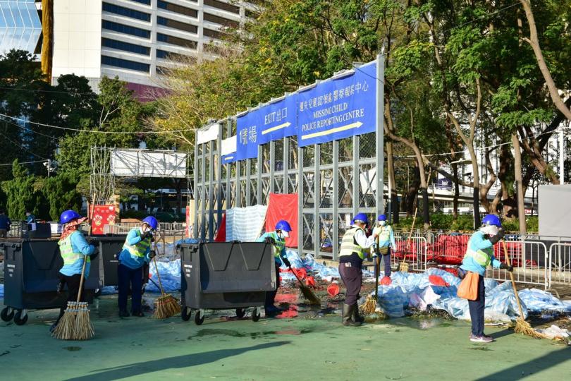 徹底清洗:  食物環境衞生署人員在維多利亞公園年花銷售點結束營運後清理場地。