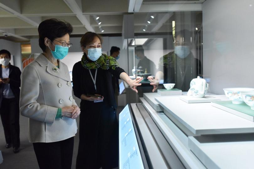 專題展覽:  林鄭月娥（右一）參觀首日在藝術館舉行的「聚道傳承---敏求精舍60周年」展覽。