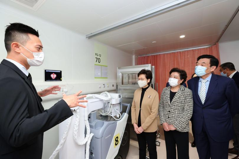 先進設備:  林鄭月娥（右三）、仇鴻（右二）、范鴻齡（右一）參觀北大嶼山醫院香港感染控制中心內收症病格的X光設備。