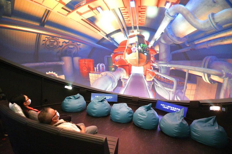 冒險旅程:  O‧PARK1訪客中心的O‧坊設有天幕影院，利用電腦動畫推廣惜食、減廢文化。