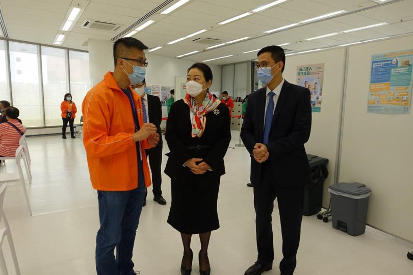 鄭若驊楊潤雄訪社區疫苗接種中心 鄭若驊楊潤雄訪社區疫苗接種中心