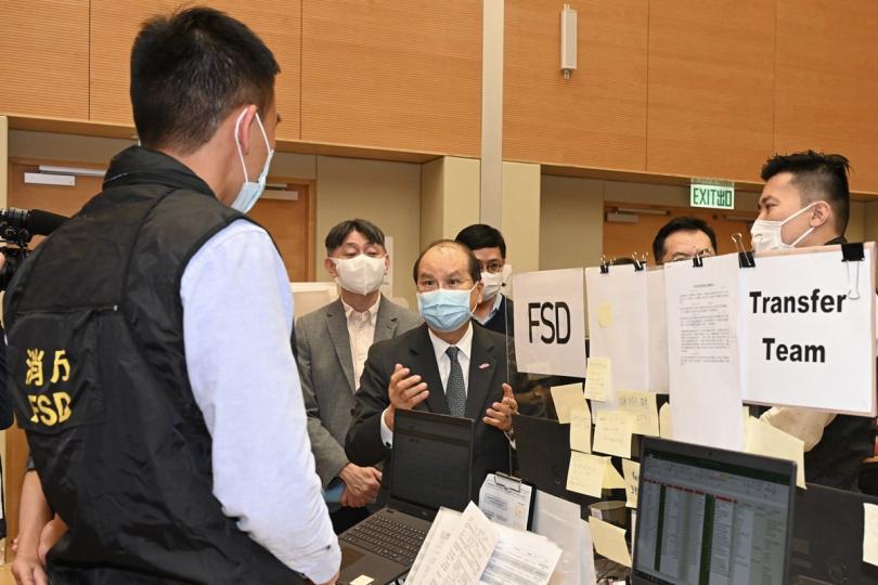 強力支援: 張建宗(中)視察個案追蹤辦公室,與辦公室的消防處人員交談。 強力支援: 張建宗(中)視察個案追蹤辦公室,與辦公室的消防處人員交談。