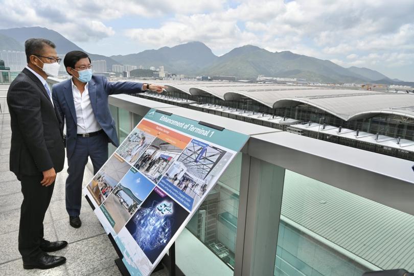 發揮優勢: 陳茂波(左)到香港國際機場視察,了解機場城市策略下各項目的進展。 發揮優勢: 陳茂波(左)到香港國際機場視察,了解機場城市策略下各項目的進展。