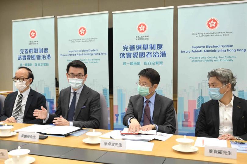 可保繁榮: 邱騰華(左二)向廣播、電影、音樂、演藝界等代表解說,完善選舉制度讓特區可集中精力處理經濟、民生等事項。 可保繁榮: 邱騰華(左二)向廣播、電影、音樂、演藝界等代表解說,完善選舉制度讓特區可集中精力處理經濟、民生等事項。