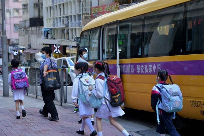 兩組持舊智能身份證兒童須換證 兩組持舊智能身份證兒童須換證