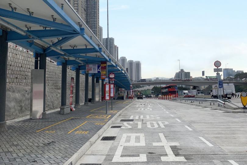 5月啟用: 將軍澳隧道收費廣場往九龍方向的巴士轉乘站設有候車上蓋、座位和預計巴士到站時間的顯示屏。 5月啟用: 將軍澳隧道收費廣場往九龍方向的巴士轉乘站設有候車上蓋、座位和預計巴士到站時間的顯示屏。