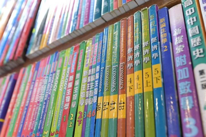 下學年近四成半課本凍價或減價 下學年近四成半課本凍價或減價
