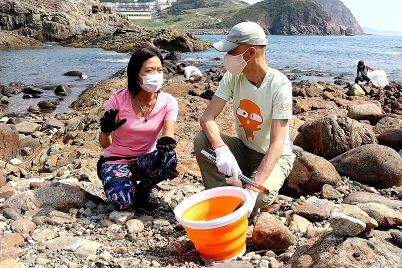 海岸英雄: 黃錦星(右)與參與淨灘的人士傾談,感謝他們協助清潔海岸。 海岸英雄: 黃錦星(右)與參與淨灘的人士傾談,感謝他們協助清潔海岸。