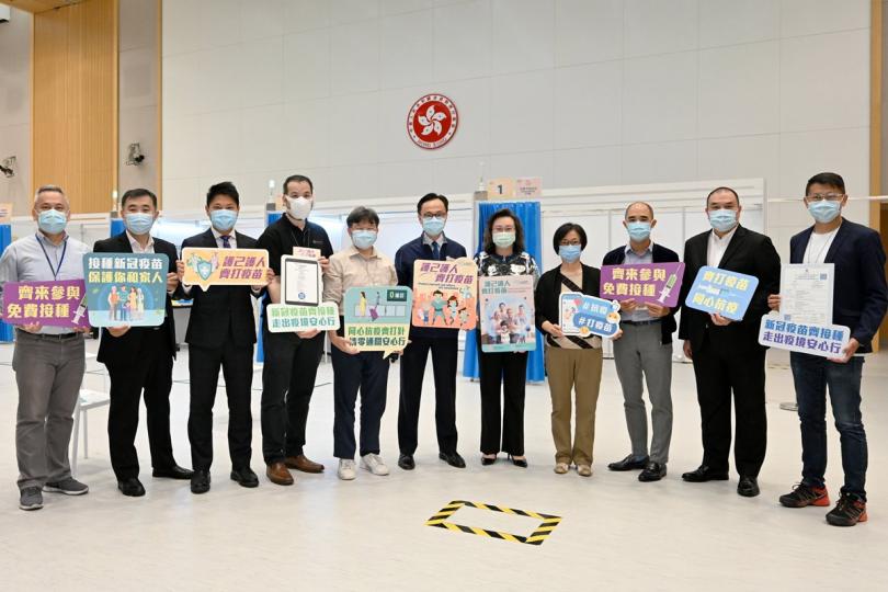 保障健康: 聶德權(中)與多個公務員團體代表呼籲公務員盡早接種新冠疫苗。 保障健康: 聶德權(中)與多個公務員團體代表呼籲公務員盡早接種新冠疫苗。